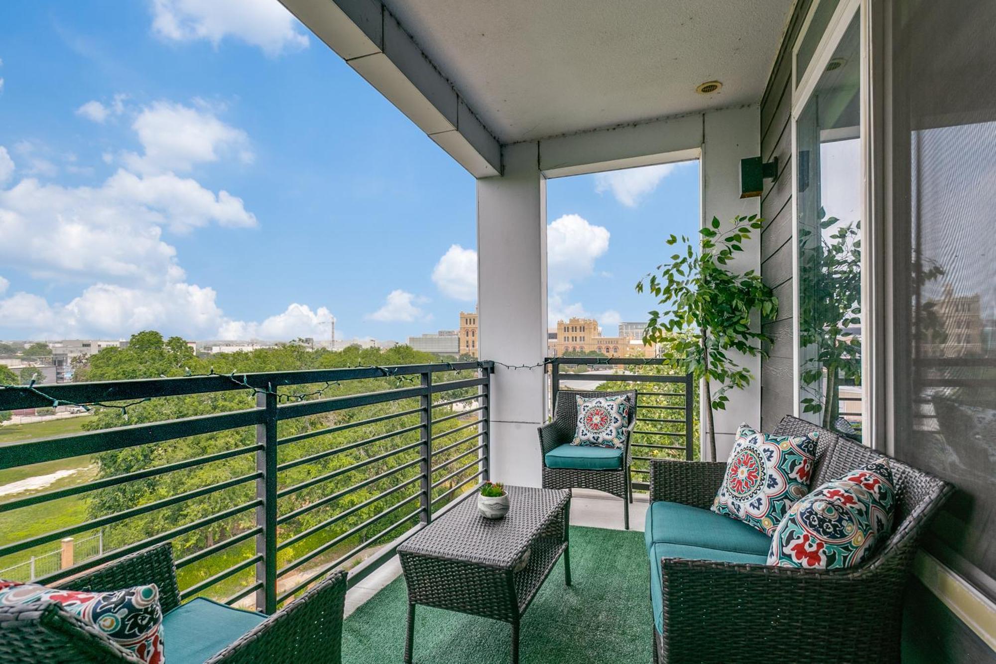 Beautiful Condo On Riverwalk W King Ste Free Parking Pet Friendly Centrally Located On The Riverwalk 圣安东尼奥 外观 照片